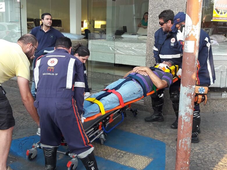Dois carros e uma moto se envolvem em colisão no centro - Crédito: Maycon Maximino