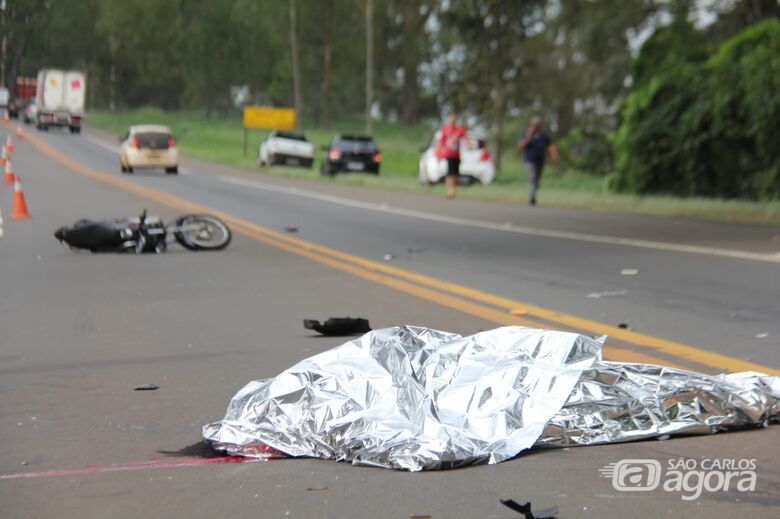 Vítima foi arremessada à distância após a colisão. - Crédito: Maycon Maximino