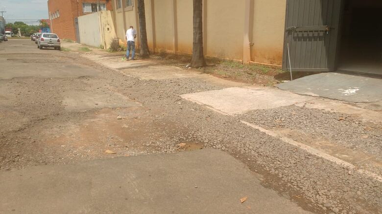 Rua esburacada causa transtornos a moradores e motoristas - Crédito: Divulgação