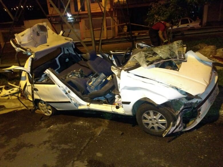 Palio fica destruído ao colidir em caminhão estacionado em São Carlos - Crédito: Divulgação