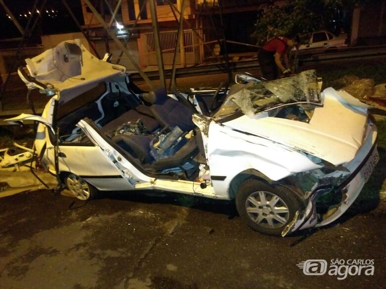 Palio fica destruído ao colidir em caminhão estacionado em São Carlos - Crédito: Divulgação