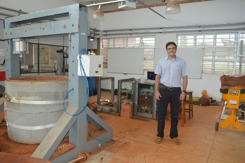 Fernando Portelinha no LabGeo, junto aos equipamentos desenvolvidos - Crédito: Mariana Pezzo - CCS-UFSCar