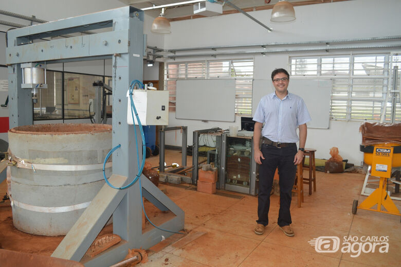 Fernando Portelinha no LabGeo, junto aos equipamentos desenvolvidos - Crédito: Mariana Pezzo - CCS-UFSCar