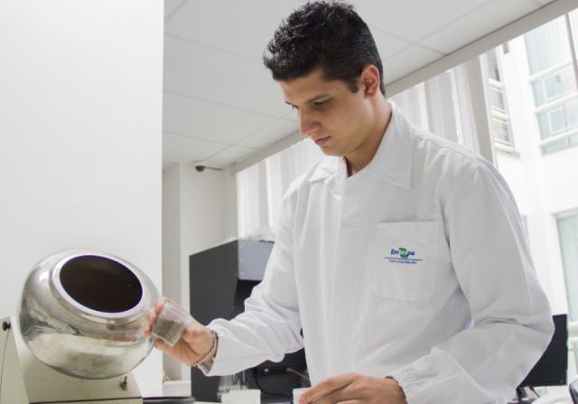 Estudante de São Carlos recebe prêmio internacional por pesquisa sobre fertilizantes - Crédito: Edilson Fragalle