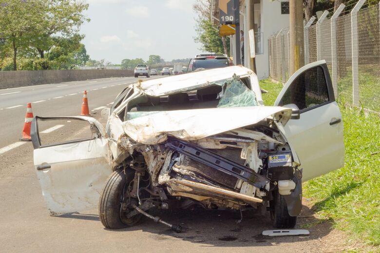 Motorista perde controle e carro colide em caminhão na WL - Crédito: Marco Lúcio