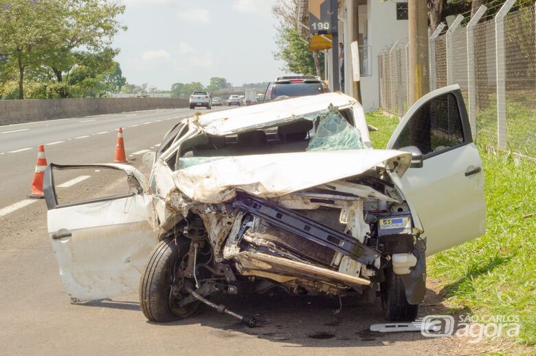 Motorista perde controle e carro colide em caminhão na WL - Crédito: Marco Lúcio