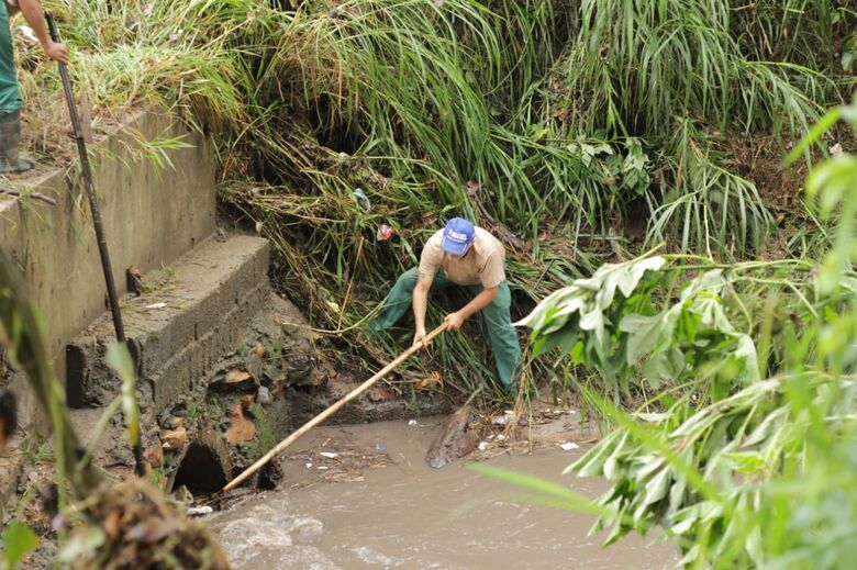 Funcionários municipais se arriscam para desobstruir tubulação - Crédito: Marco Lúcio