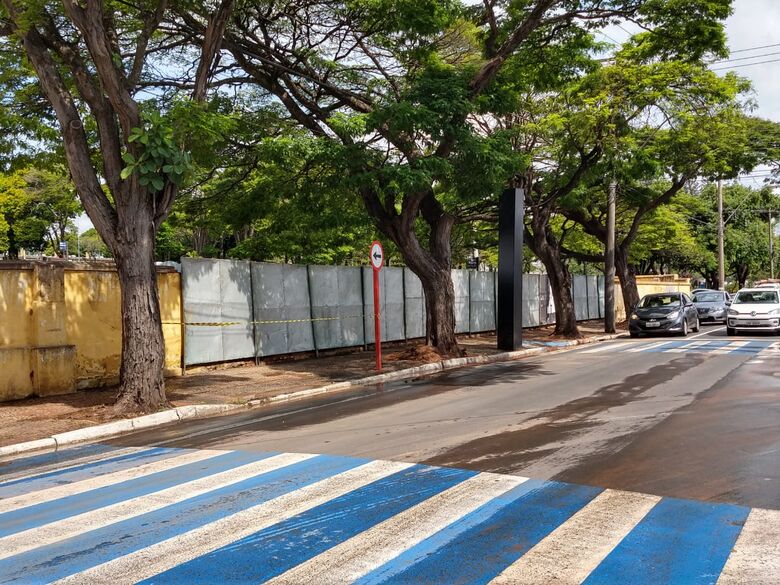 Prefeitura instala tapumes para cobrir parte do muro que desabou no cemitério - Crédito: Divulgação