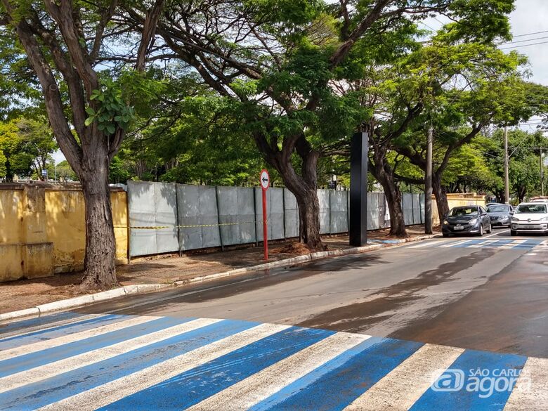 Prefeitura instala tapumes para cobrir parte do muro que desabou no cemitério - Crédito: Divulgação
