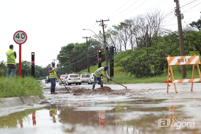 Chuva forte causa alagamento na rotatória do Cristo - Crédito: Marco Lúcio