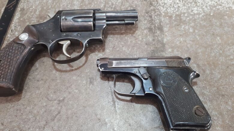 Comerciante é preso com duas armas na Praça Itália - Crédito: Divulgação/PM
