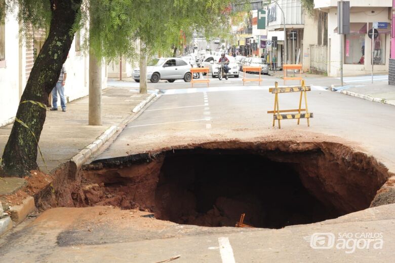 Cratera “engole” rua no centro e árvore ameaça cair - Crédito: Divulgação