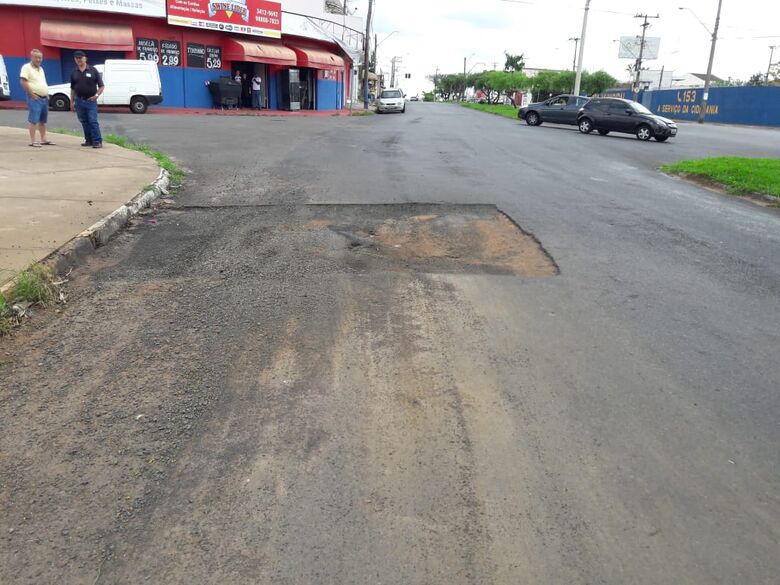 Buraco no asfalto em avenida causa acidente; motociclista fica ferida - Crédito: Maycon Maximino