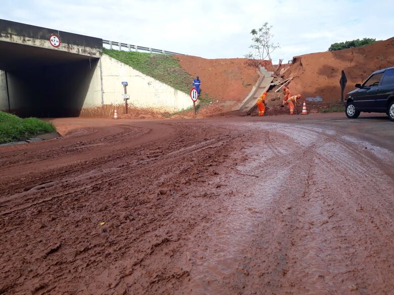 Chuva provoca deslizamento de terra próximo a pontilhão - Crédito: Marco Lúcio