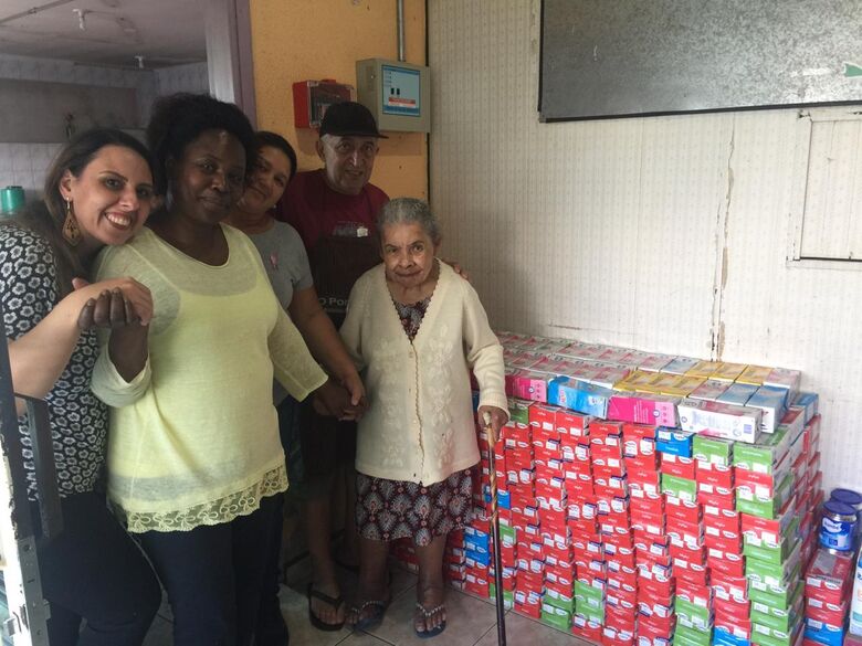 Grupo de amigos se reúne e arrecada leite para o Abrigo de Idosos Helena Dornfeld - Crédito: Divulgação