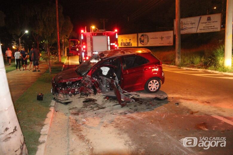 Carro fica destruído após acidente na região do SESC - Crédito: Maycon Maximino
