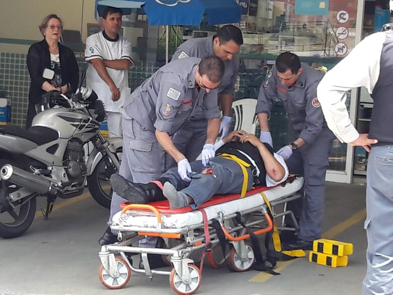 Ao sair de estacionamento, carro colide em moto - Crédito: Maycon Maximino