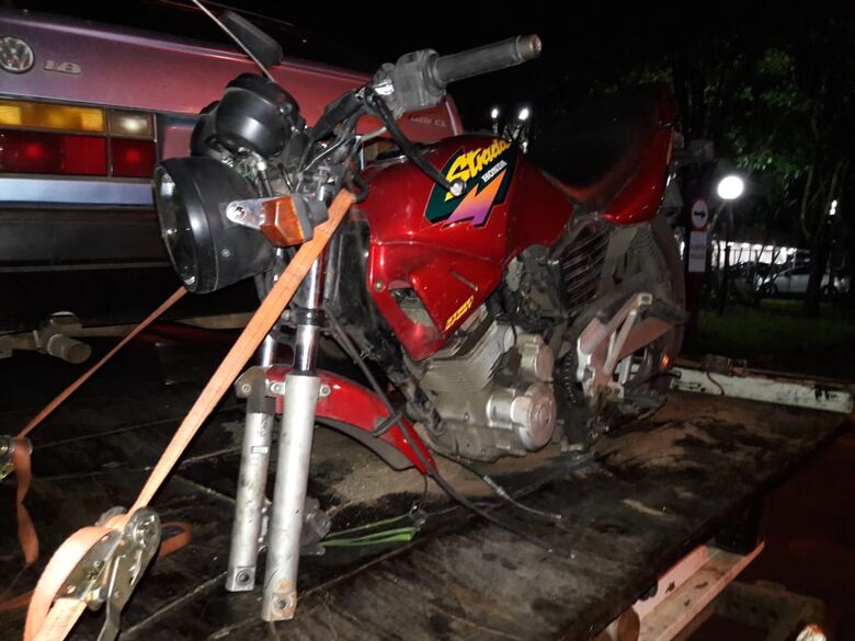 Moto furtada é localizada sem roda e sem pinhão da corrente - Crédito: Maycon Maximino