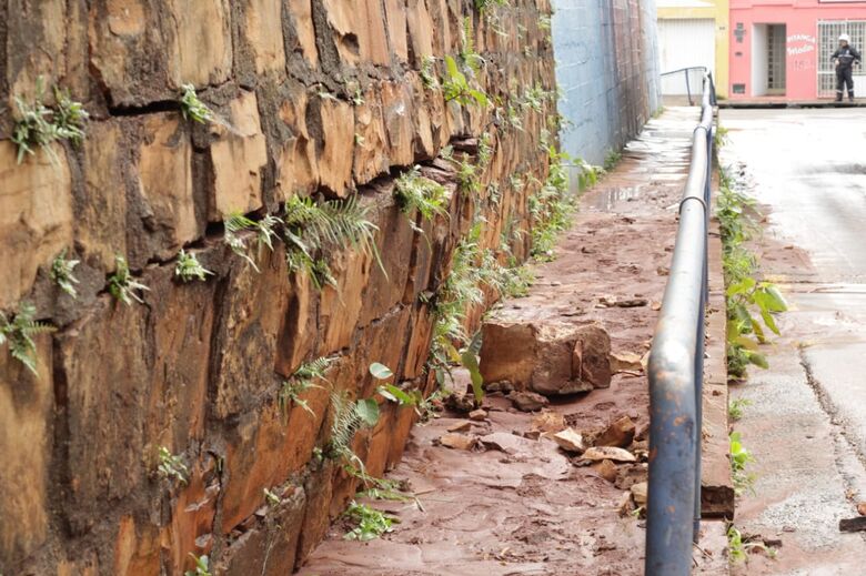 Blocos se soltam na rua Itália e paredão ameaça cair - Crédito: Marco Lúcio