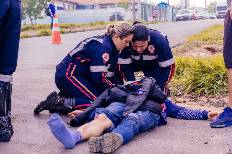 Motociclista colide em porta de caminhonete - Crédito: Marco Lúcio