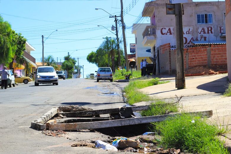 Buraco no asfalto e vazamento de água revoltam moradores no Aracy - Crédito: Marco Lúcio