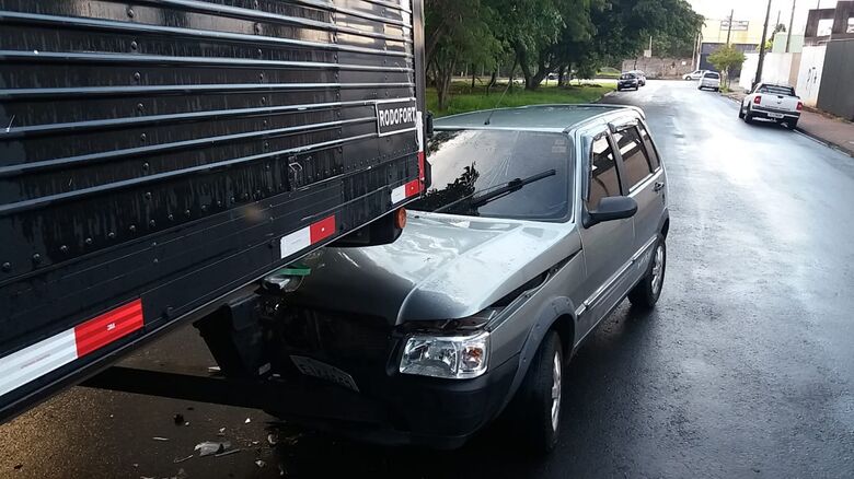 Vidro embaça e mulher colide carro na traseira de carreta - Crédito: Maycon Maximino