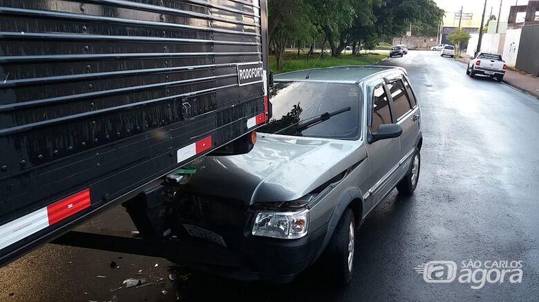 Vidro embaça e mulher colide carro na traseira de carreta - Crédito: Maycon Maximino