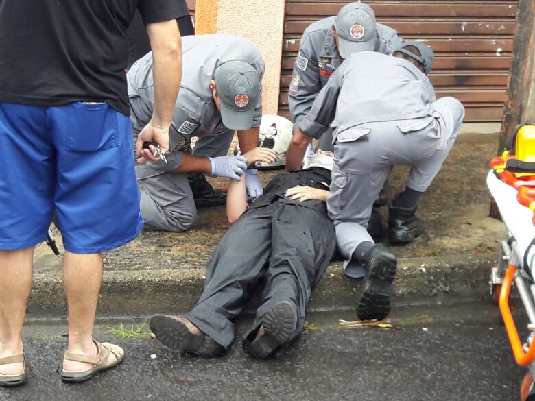 Motorista atinge motociclista e foge sem prestar socorro; populares anotam placa - Crédito: Maycon Maximino