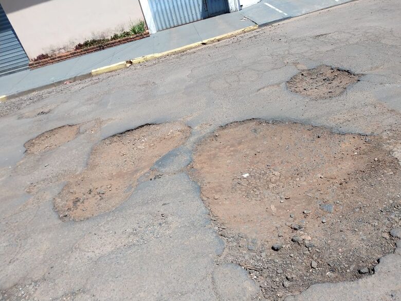 Rua no Santa Felícia está intransitável, denunciam moradores e comerciantes - Crédito: Divulgação