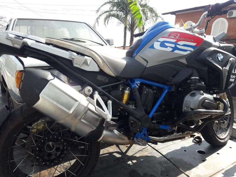 Moto importada roubada que estava sendo empurrada pelo criminoso no momento da abordagem. - Crédito: Maycon Maximino