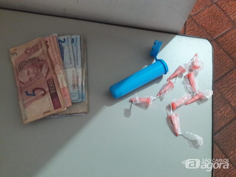 Suspeito dispensa cocaína e tenta enganar PMs - Crédito: Maycon Maximino