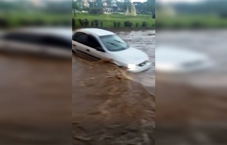 Carro fica preso em alagamento na rotatória do Cristo - Crédito: Reprodução