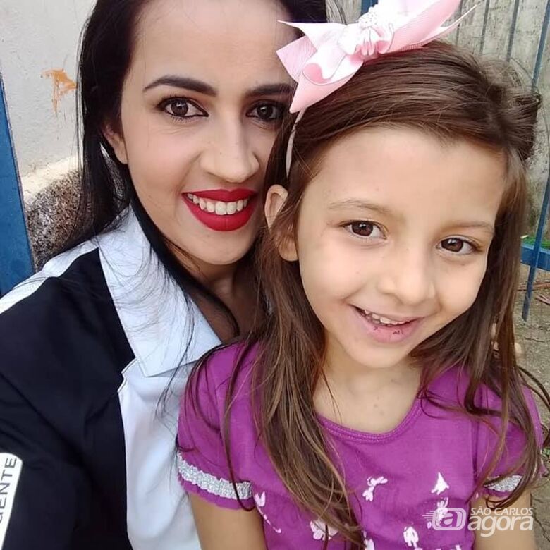 Andressa ao lado da mãe - Crédito: Arquivo Pessoal