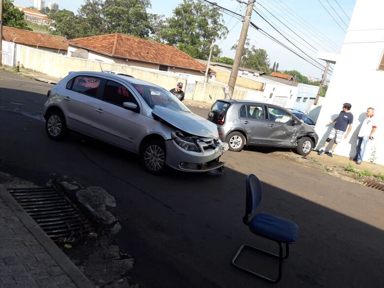 Motorista não respeita pare e após colisão, up! sobe em calçada e bate em muro - Crédito: Maycon Maximino