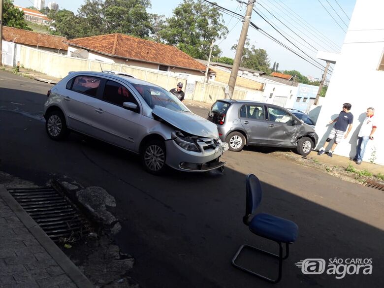 Motorista não respeita pare e após colisão, up! sobe em calçada e bate em muro - Crédito: Maycon Maximino