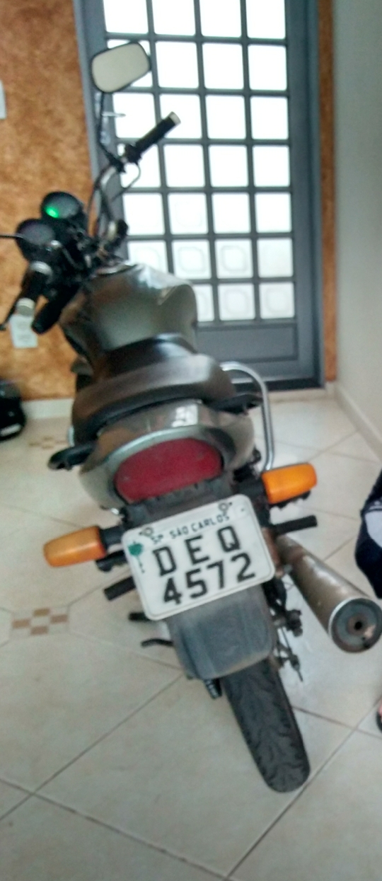 Ladrão furta moto de garagem e proprietária pede ajuda para localizá-la -