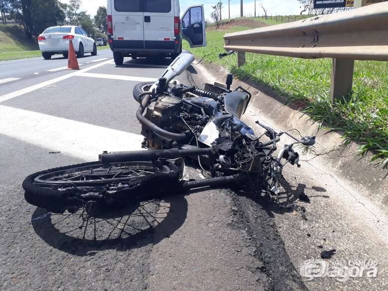 Após colisão, moto pega fogo na Washington Luís - Crédito: Marco Lúcio