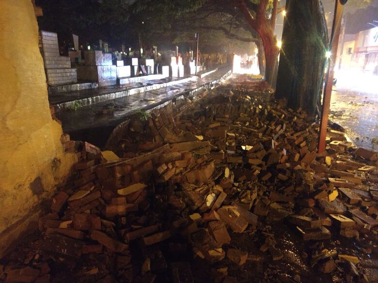 Forte chuva derruba muro do Cemitério Nossa Senhora do Carmo - Crédito: Divulgação