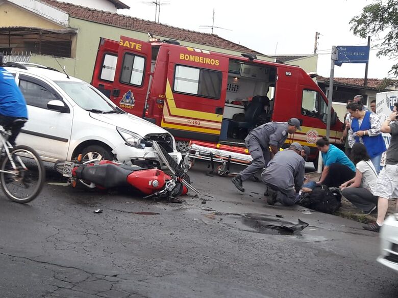 Motociclista avança sinal de pare e se envolve em acidente - Crédito: Maycon Maximino