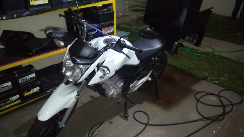 Motociclista fica sem sua Honda na Vila Nery - Crédito: Marco Lúcio