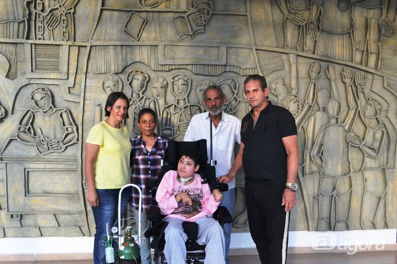 Zé Parella entrega cadeiras de rodas para filha de ex-vereador - Crédito: Divulgação