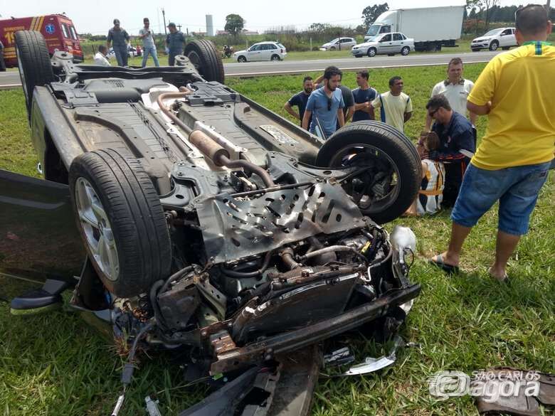 Carro capota na WL e duas idosas ficam feridas - Crédito: Luciano Lopes