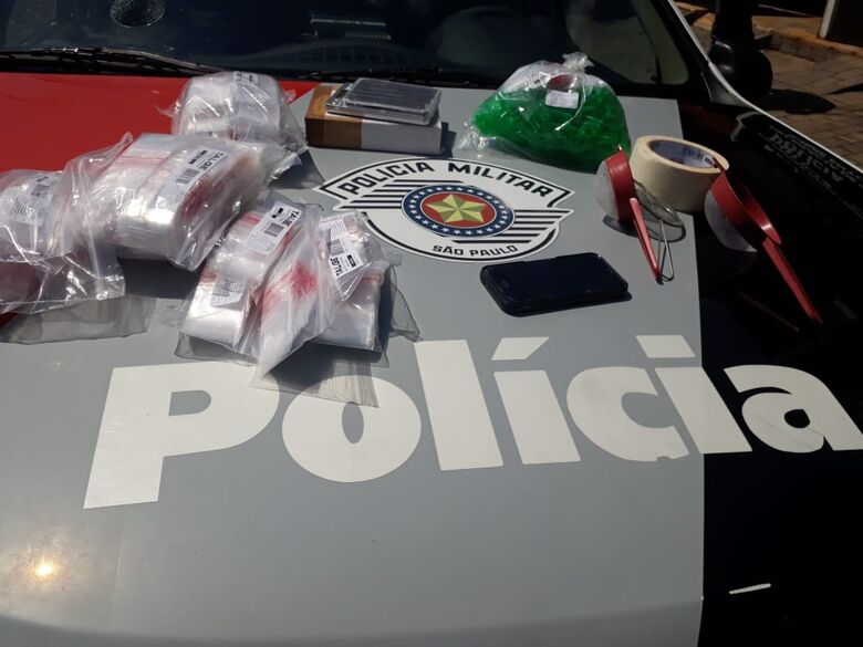 PM apreende materiais utilizados para acondicionar drogas em casa no Aracy - Crédito: Marco Lúcio