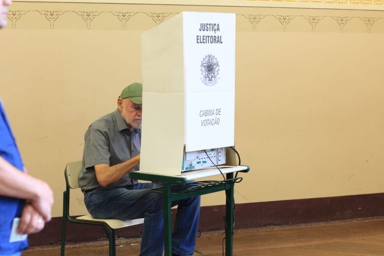 Airton Garcia vota e diz que eleições não mudam nada: “vamos ter que levantar cedo e trabalhar” - Crédito: Marco Lúcio