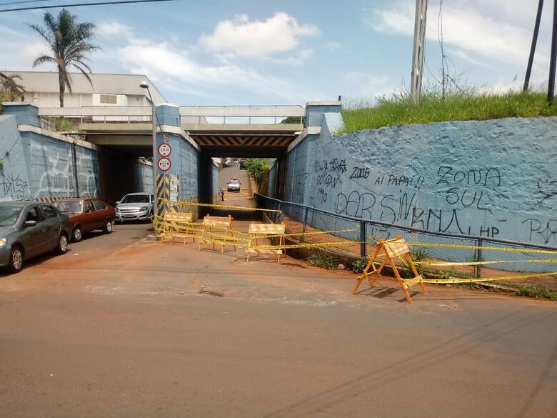 Pontilhão da rua Itália é parcialmente interditado por questões de segurança - Crédito: Divulgação