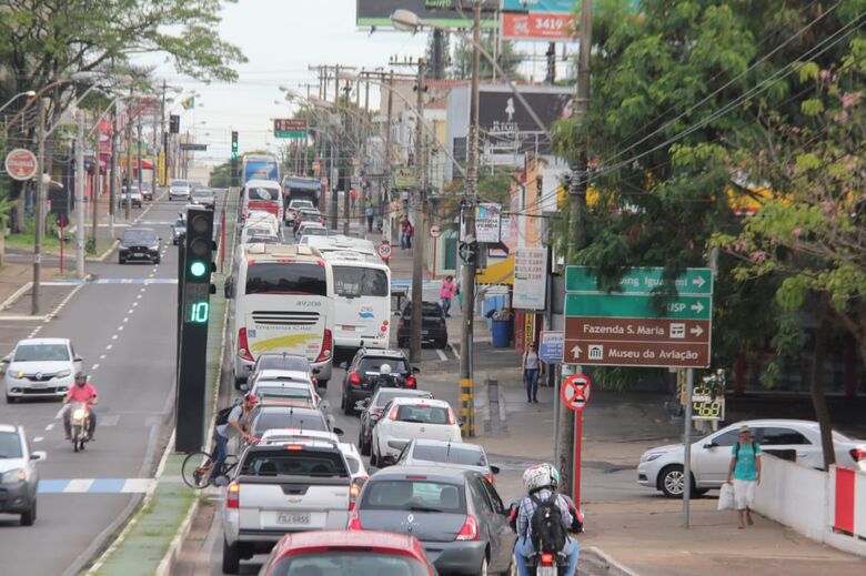 Queda de muro em cemitério causa congestionamento na avenida São Carlos - Crédito: Maycon Maximino