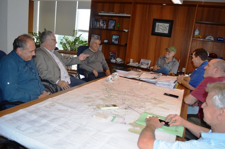 Engenheiro do DNIT fiscaliza projeto de adequação da Praça Itália - Crédito: Divulgação