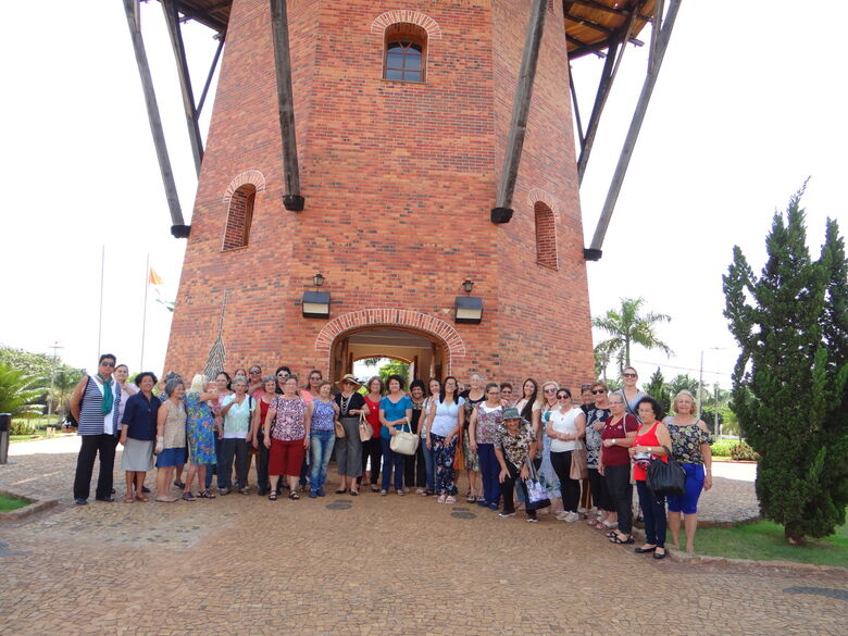 Idosos de Ibaté visitam a cidade de Holambra - Crédito: Divulgação