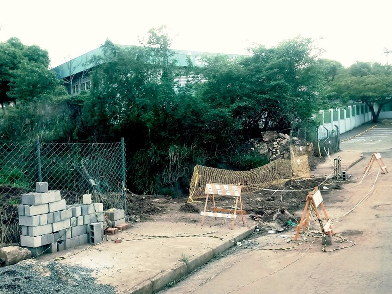 Prefeitura abandona obra em ponte no Azulville II - Crédito: Marcos Escrivani