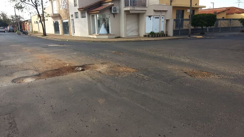 Cratera no Santa Felícia “comemora” um ano de abandono - Crédito: Divulgação